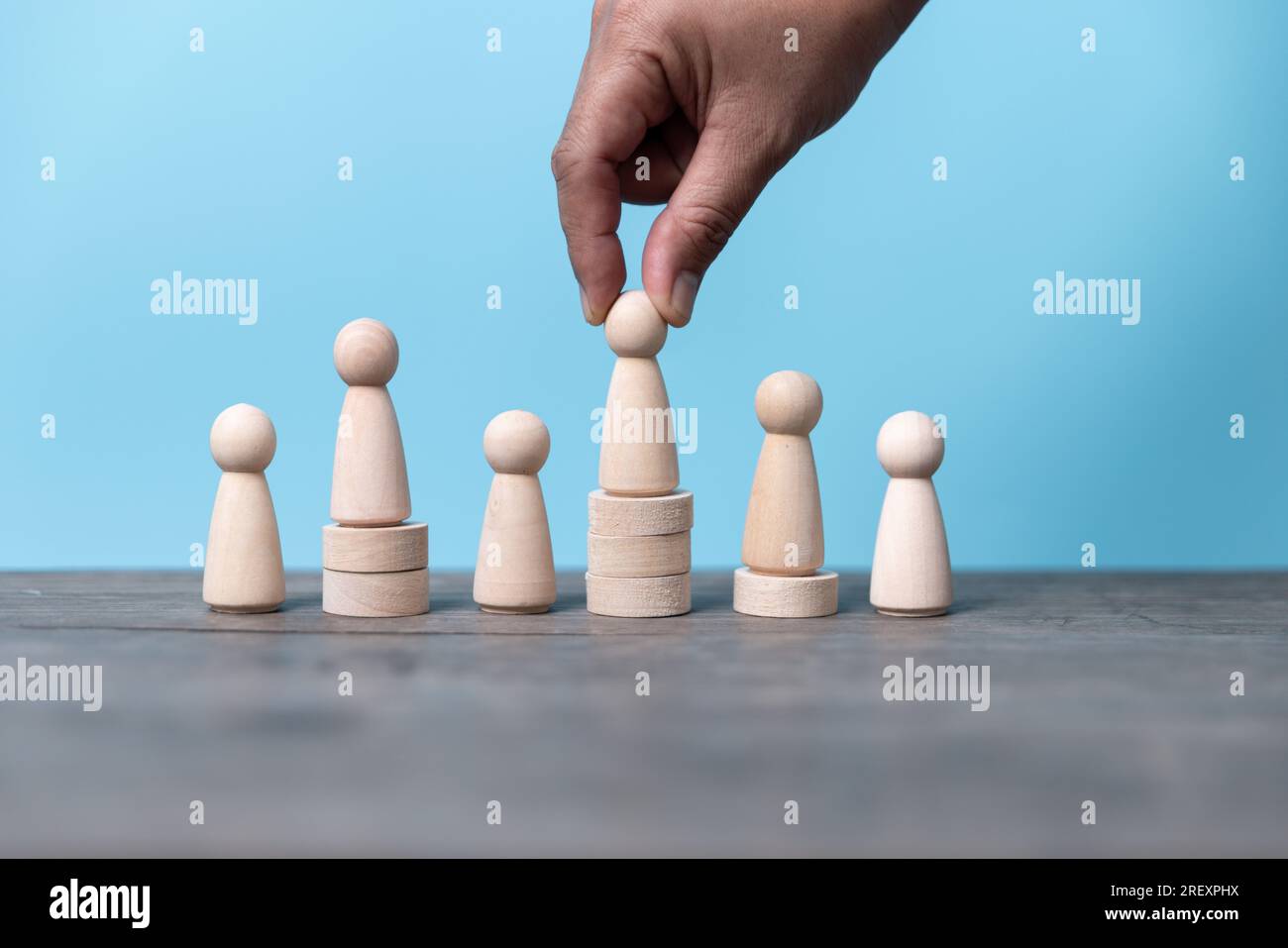 Aufbau eines starken Teams, Holzblöcke mit einem Symbol für Menschen auf blauem Hintergrund, Personalwesen und Managementkonzept. Stockfoto