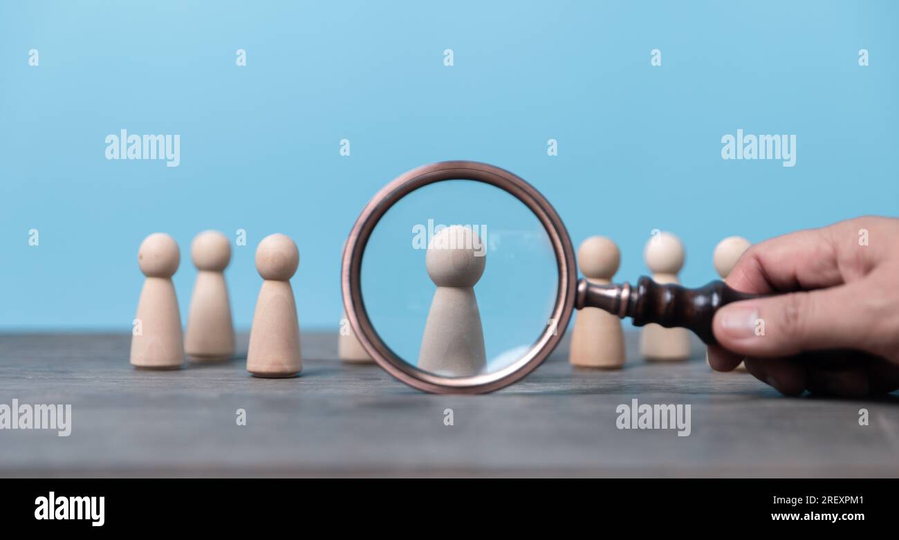 Aufbau eines starken Teams, Holzblöcke mit einem Symbol für Menschen auf blauem Hintergrund, Personalwesen und Managementkonzept. Stockfoto