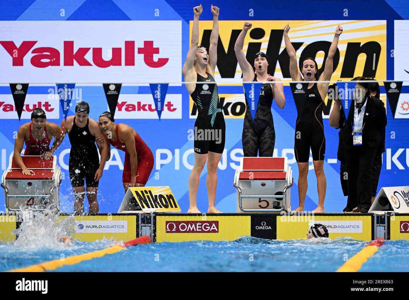 (230730) – FUKUOKA, 30. Juli 2023 (Xinhua) – Team USA feiert nach dem Sieg des Frauen-Medley-Finales im Bereich Schwimmen im Bereich der World Aquatics Championships in Fukuoka, Japan, am 30. Juli 2023. (Xinhua/Xu Chang) Stockfoto