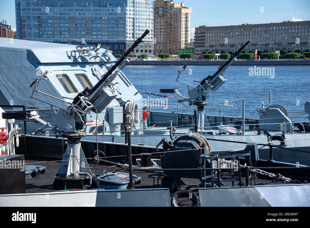 SANKT PETERSBURG, RUSSLAND - 16. JULI 2023: Kanonen des Anti-Sabotage-Bootes „Grachonok“ aus nächster Nähe. St. Petersburg Stockfoto