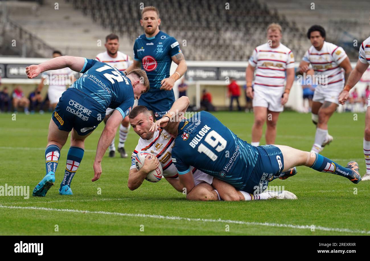 Wakefield Trinity's Max Jowitt wird während des Spiels der Betfred Super League im Be Well Support Stadium, Wakefield, von Warrington Wolves' Joe Bullock angegriffen. Foto: Sonntag, 30. Juli 2023. Stockfoto