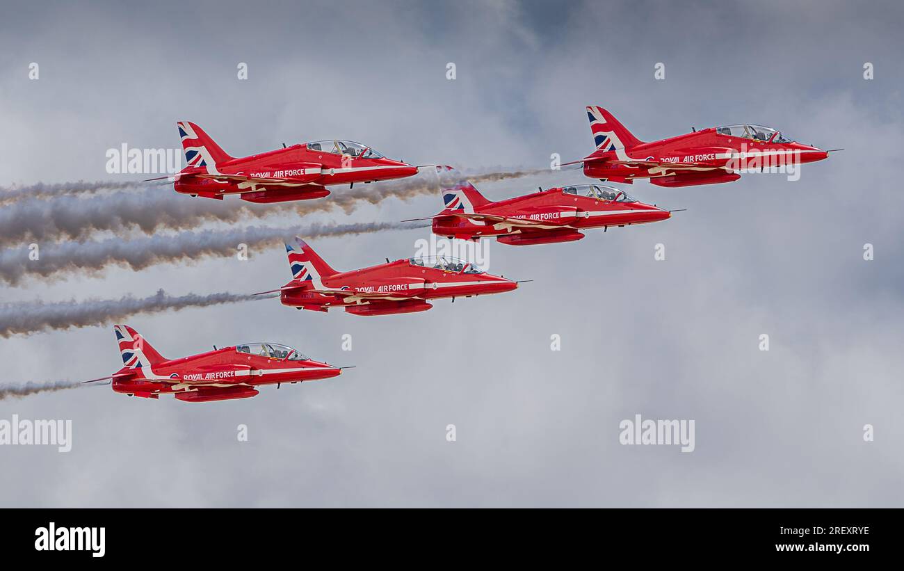 Red Arrows, British Aerospace Hawk TA/T1As, Royal Air Force Aerobatic Team, RAF Waddington. Präsentation auf der Royal International Air Tattoo 2023. Stockfoto