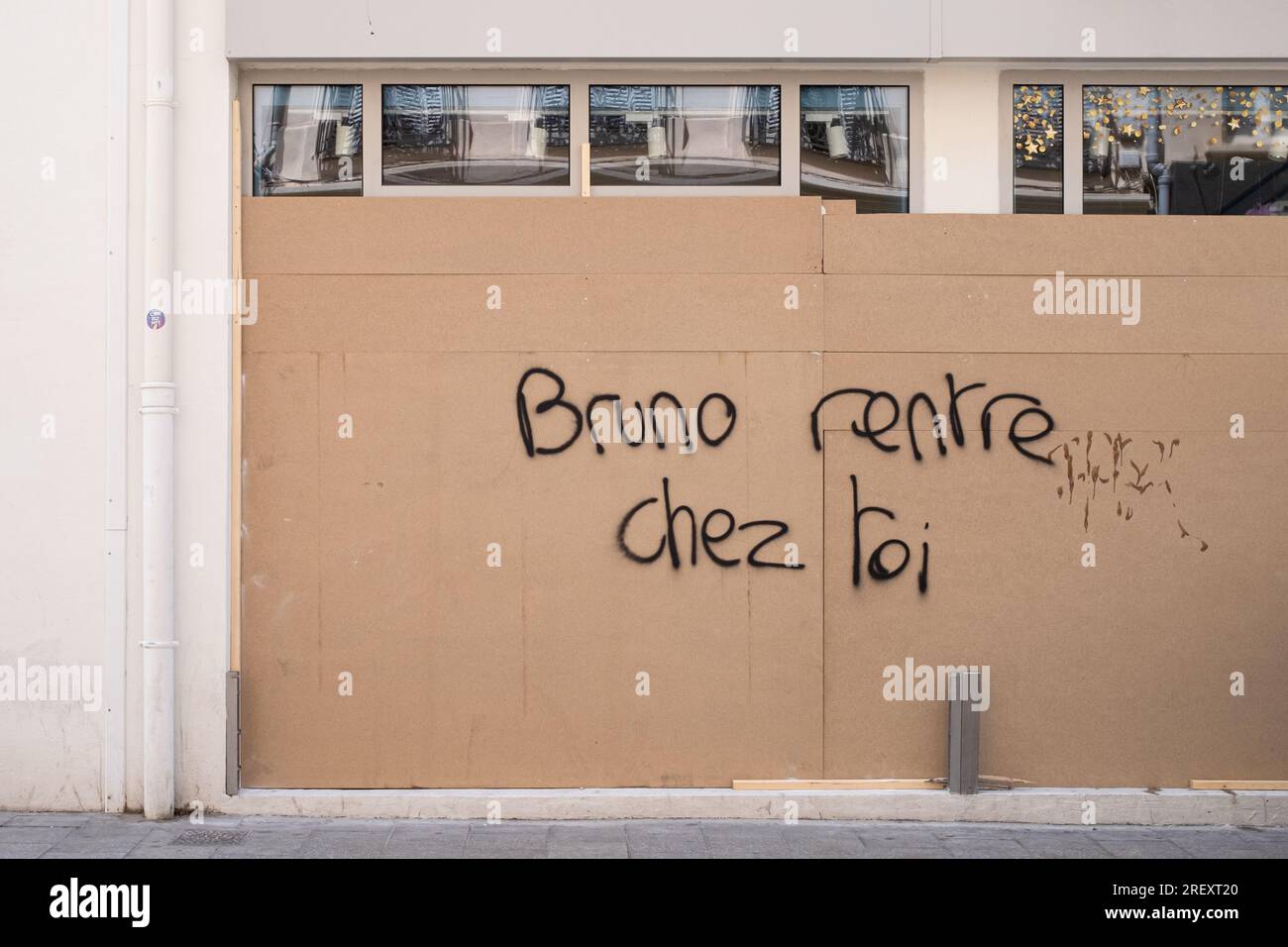 Ein Schild mit der Aufschrift „Bruno rentre chez toi“ zur Übersetzung (Bruno get out) wird während des Besuchs von Bruno le Maire im Stadtzentrum von Marseille gesehen. Bruno Le Maire, der französische Wirtschafts- und Finanzminister, kommt nach Marseille, um Ladenbesitzer im Stadtzentrum zu unterstützen, die Opfer von Plünderungen während der städtischen Unruhen am 29. Und 30. Juni 2023 waren, nachdem der junge Nahel bei einem Polizeicheck gestorben war. (Foto: Laurent Coust/SOPA Images/Sipa USA) Stockfoto