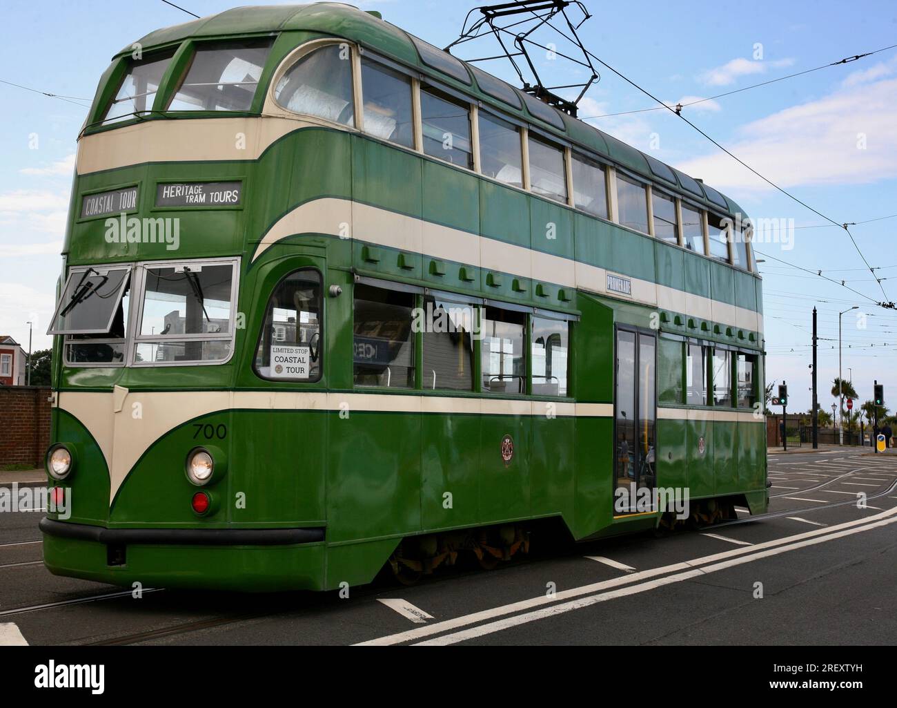 Ein Blick auf eine alte Straßenbahn, auf einer Küstentour entlang der Küste von Lancashire, Hafen von Fleetwood, Großbritannien Stockfoto