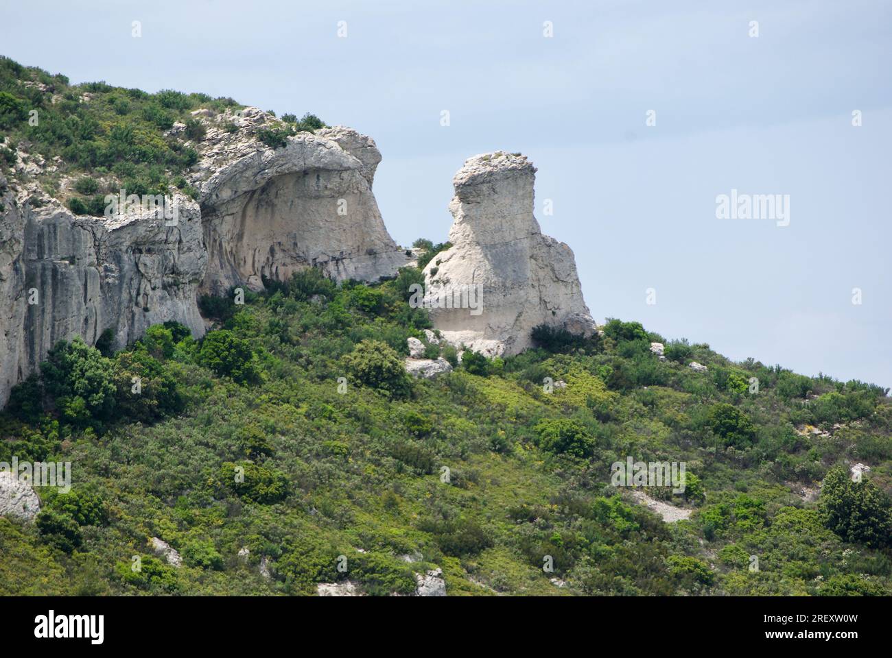 Malerischer Blick von der Küstenstraße Corniche de Crêtes entlang der Cap Canaille am Mittelmeer in Frankreich. Stockfoto