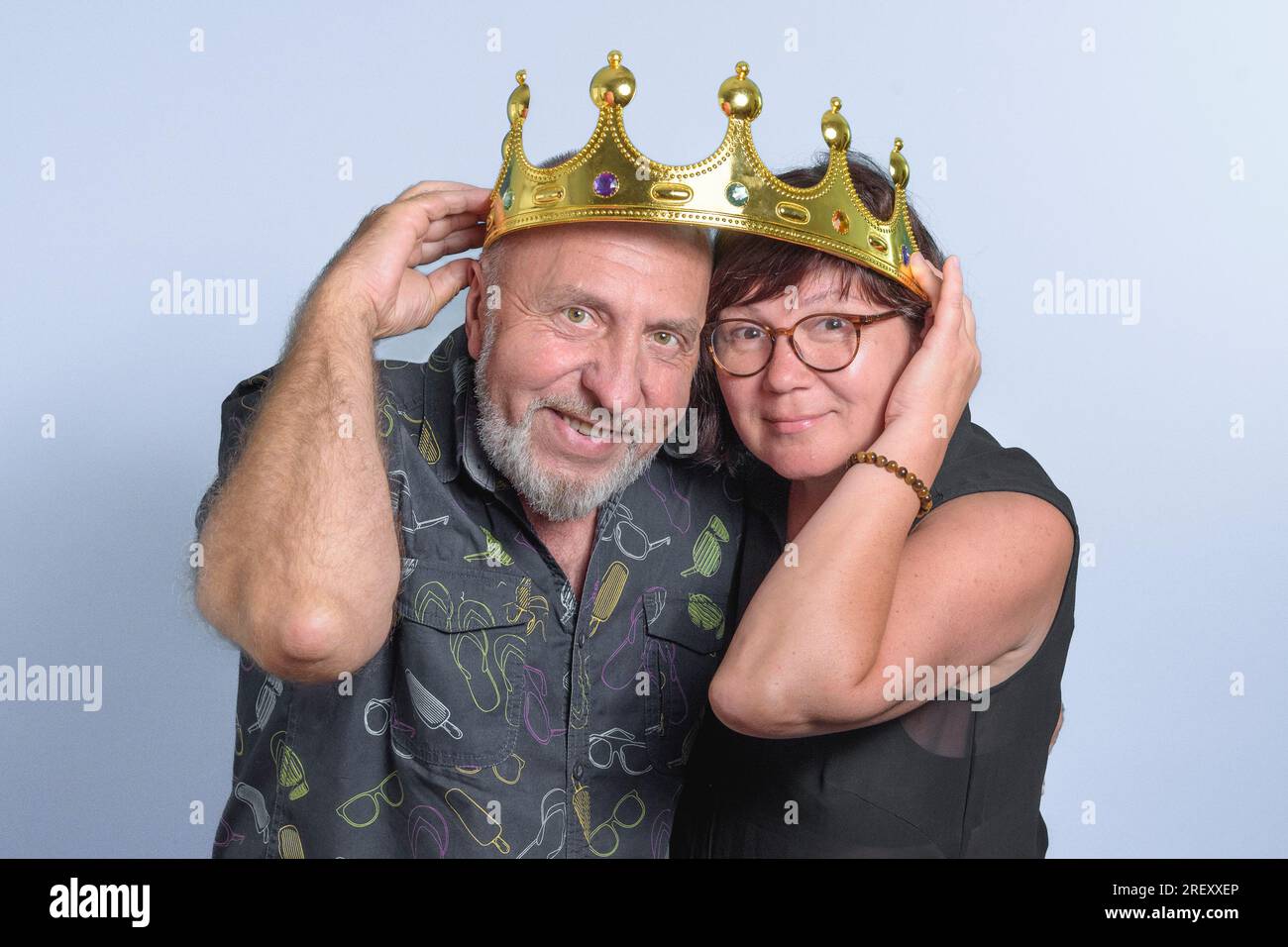 Lange Zeit eine glückliche Ehe. Ältere, verliebte Paare, die sich mit der Krone auf dem Kopf amüsieren. Glücklich zusammen. Stockfoto