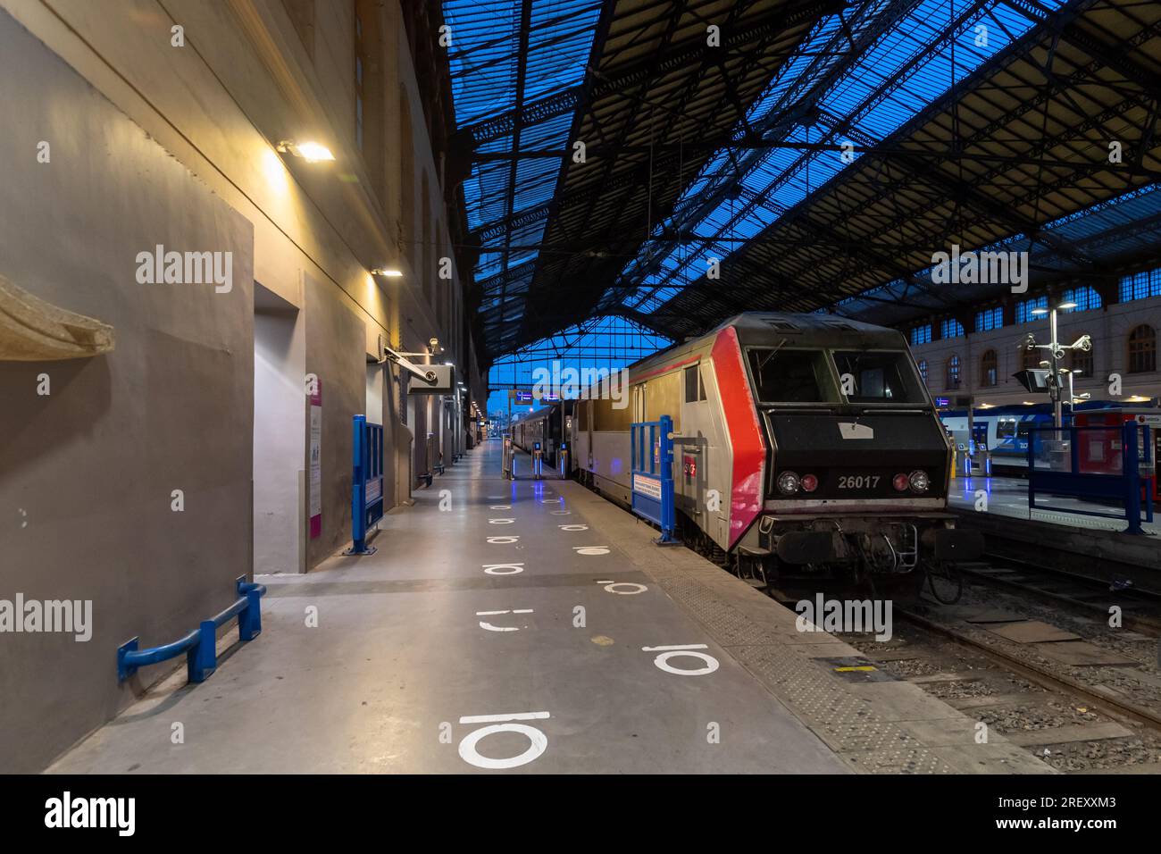 Ein Regionalexpress (TER) aus der Region Provence-Alpes-Cote d'Azur am Gare Saint-Charles. Der Bahnhof Marseille Saint-Charles öffnet sich im Wettbewerb mit der Ankunft des spanischen Eisenbahnunternehmens RENFE, das seit dem 28. Juli 2023 eine neue Verbindung zwischen Madrid und Marseille betreibt. Stockfoto