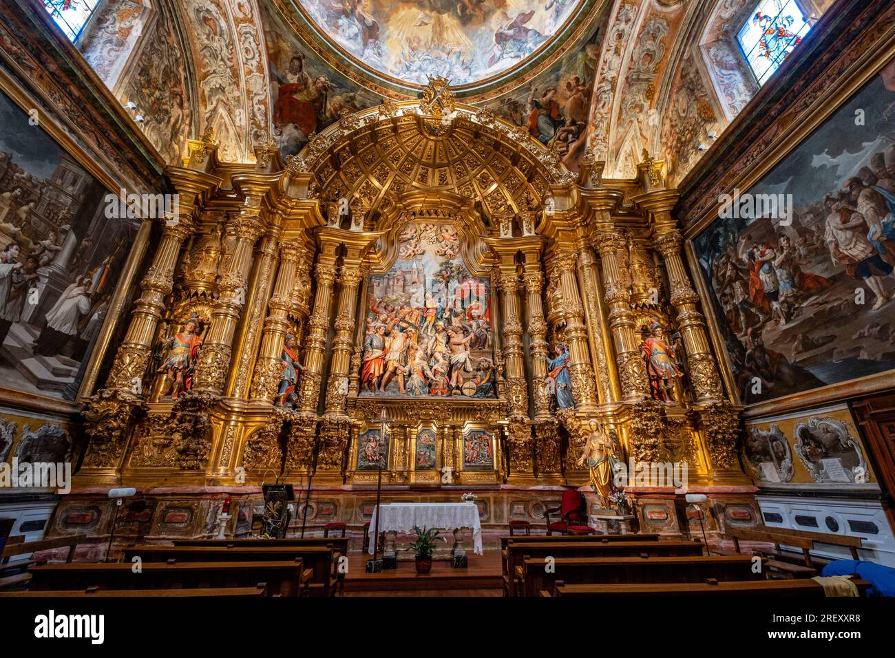 Kapelle der Heiligen Märtyrer, Emeterio und Celedonio, Rokoko-Altar der Entkopplung der Heiligen von Manuel Romero, seitliche Leinwände und Fresken Stockfoto