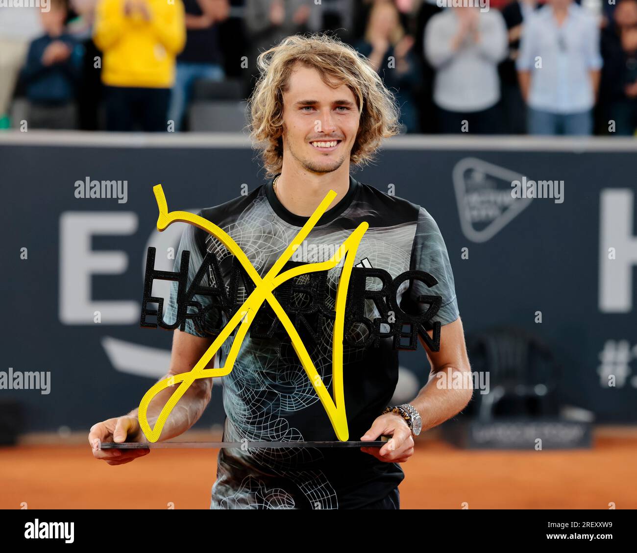 Hamburg, Deutschland. 30. Juli 2023. Tennis: Hamburg European Open (ATP-Turnier), Rothenbaum-Tennisstadion, Männer, Singles, Finale, Zverev (Deutschland) - Djere (Serbien). Alexander Zverev hat die Siegertrophäe. Kredit: Frank Molter/dpa/Alamy Live News Stockfoto