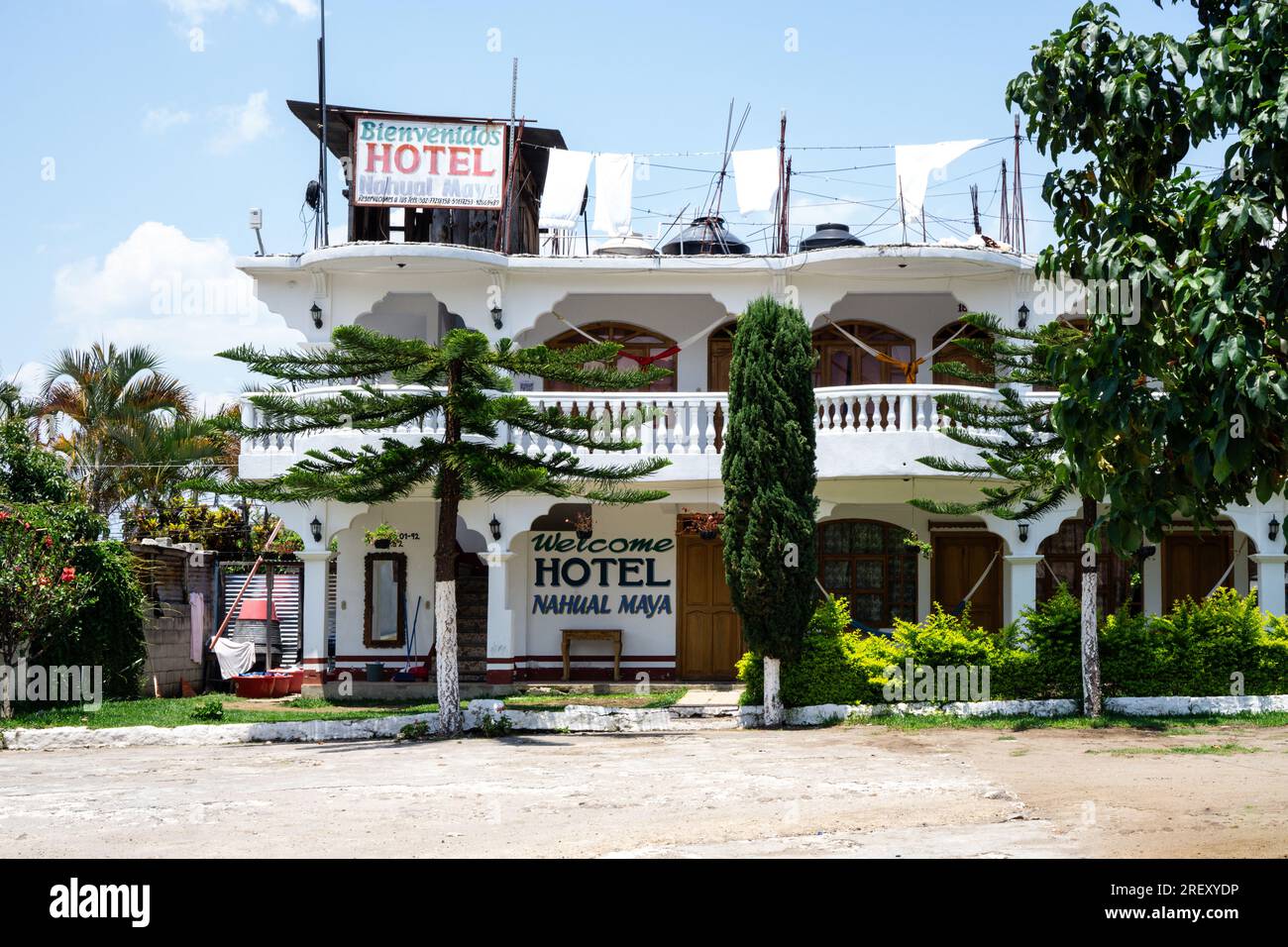 San Pedro La Laguna, Guatemala - 21. Mai 2023: Außenansicht eines Hotels Nahual Maya für Touristen im Dorf San Pedro, Guatemala Stockfoto