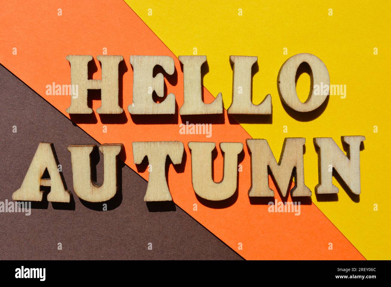 Hallo Herbst, Wörter in hölzernen Buchstaben isoliert auf Hintergrund Stockfoto