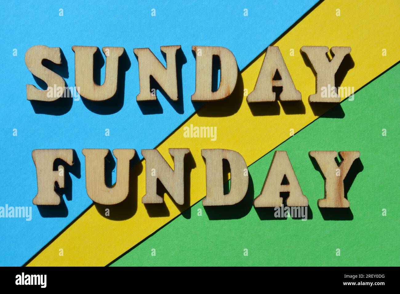 Sonntagsfunday, Wörter in hölzernen Buchstaben isoliert auf farbenfrohem Hintergrund Stockfoto