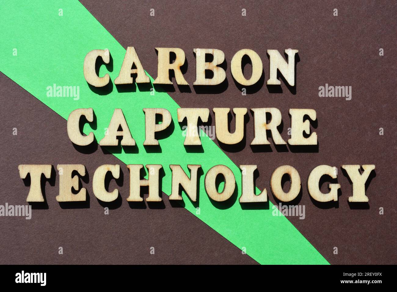 Carbon Capture-Technologie, Wörter in hölzernen Buchstaben isoliert auf dem Hintergrund Stockfoto