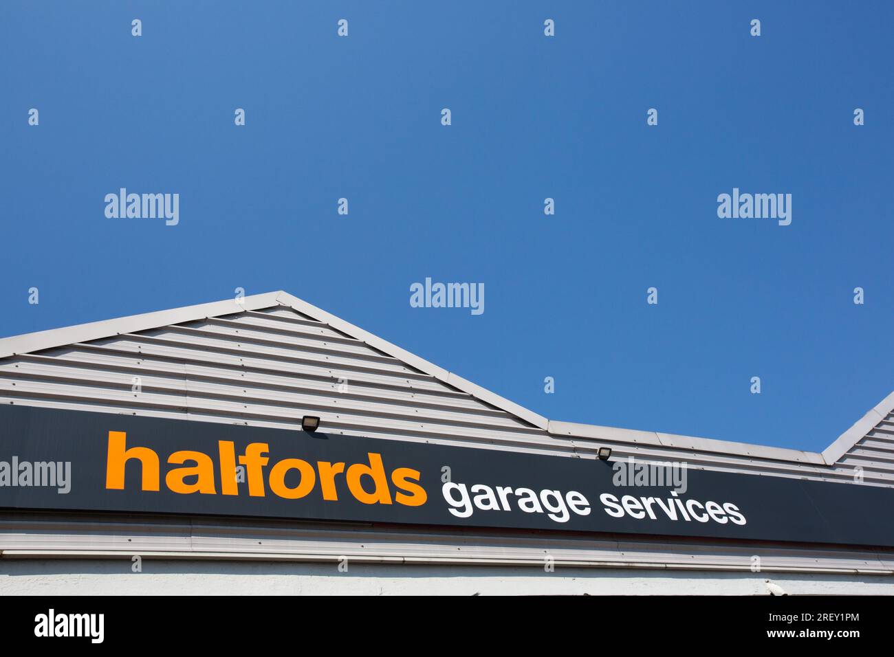 Halfords Garagenservice Stockfoto