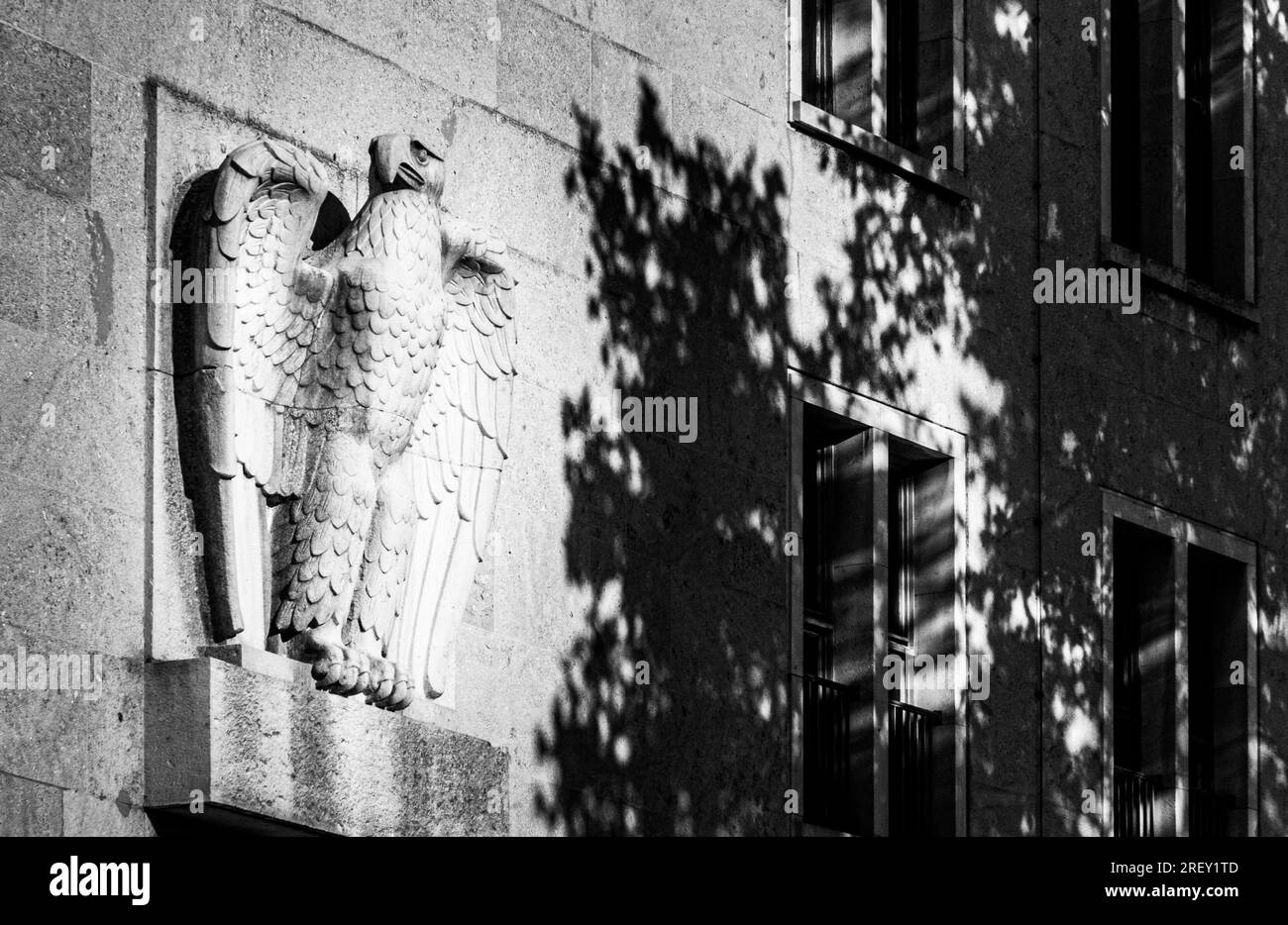 Bas-Relief des Adlers an der Fassade des Flughafens Tempelhof, Berlin Stockfoto