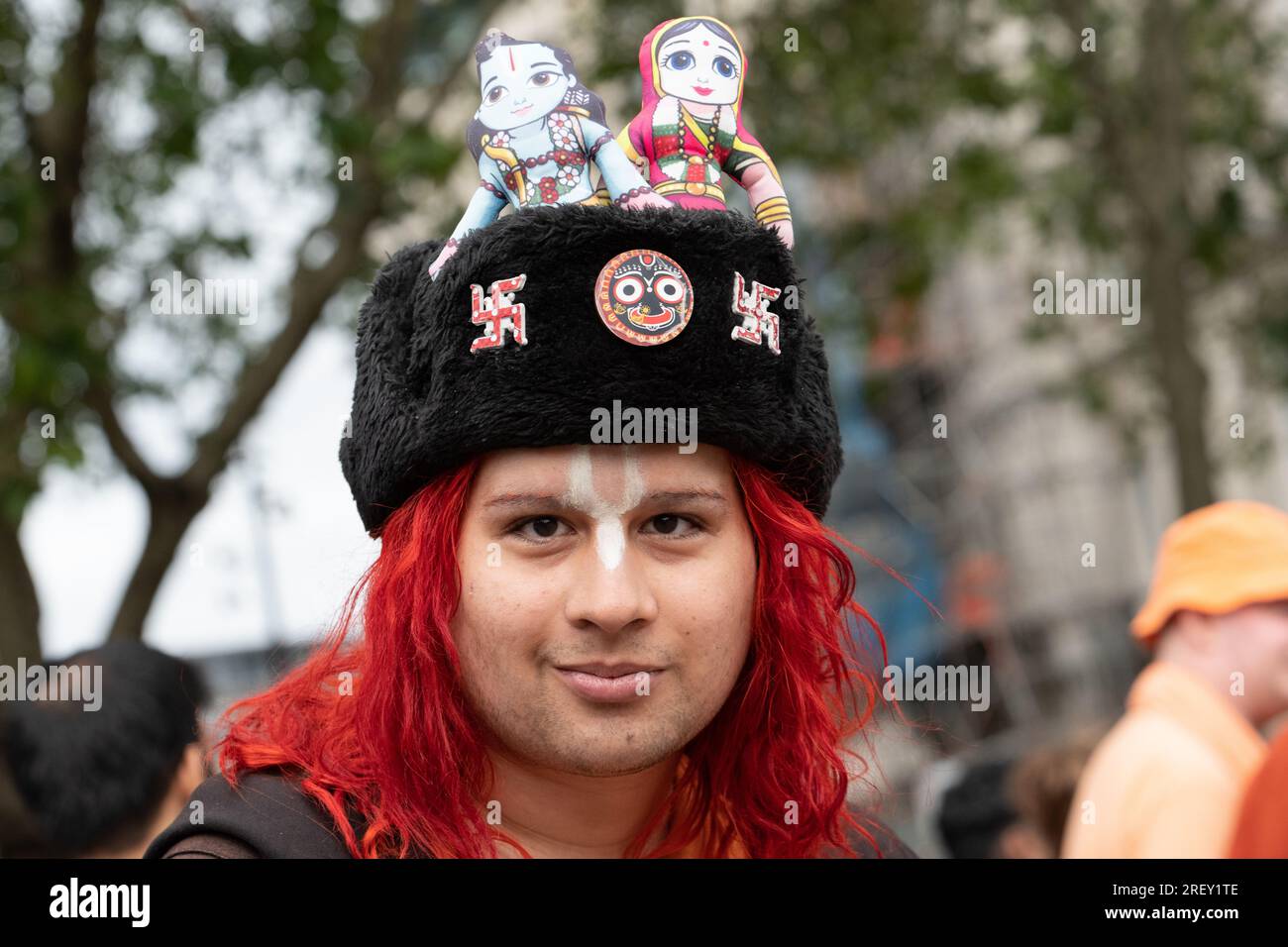 London, Großbritannien. 30. Juli 2023. Tausende Anhänger von Hare Krishna nehmen an der jährlichen Ratha Yatra-Prozession vom Hyde Park zum Trafalgar Square Teil. Bei der farbenfrohen Hindufeier sehen Sie einen Wagen mit Abbildern von Lord Jagannath und anderen Diäten, die am Seil gezogen werden, wobei Teilnehmer Musik spielen, singen, tanzen und kostenloses Essen genießen. Kredit: Ron Fassbender/Alamy Live News Stockfoto London, Großbritannien. 30. Juli 2023. Tausende Anhänger von Hare Krishna nehmen an der jährlichen Ratha Yatra-Prozession vom Hyde Park zum Trafalgar Square Teil. Bei der farbenfrohen Hindufeier sehen Sie einen Wagen mit Abbildern von Lord Jagannath und anderen Diäten, die am Seil gezogen werden, wobei Teilnehmer Musik spielen, singen, tanzen und kostenloses Essen genießen. Kredit: Ron Fassbender/Alamy Live News Stockfoto