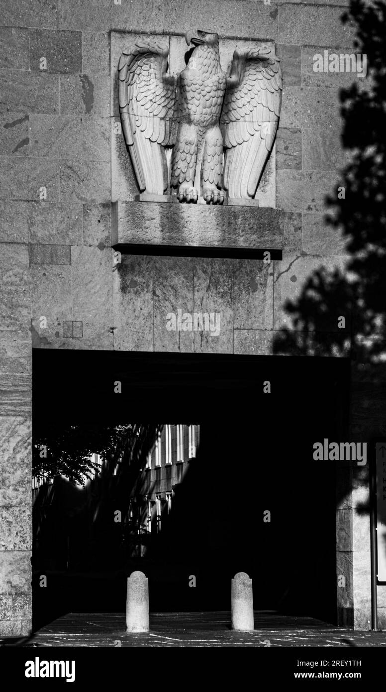 Bas-Relief des Adlers an der Fassade des Flughafens Tempelhof, Berlin Stockfoto