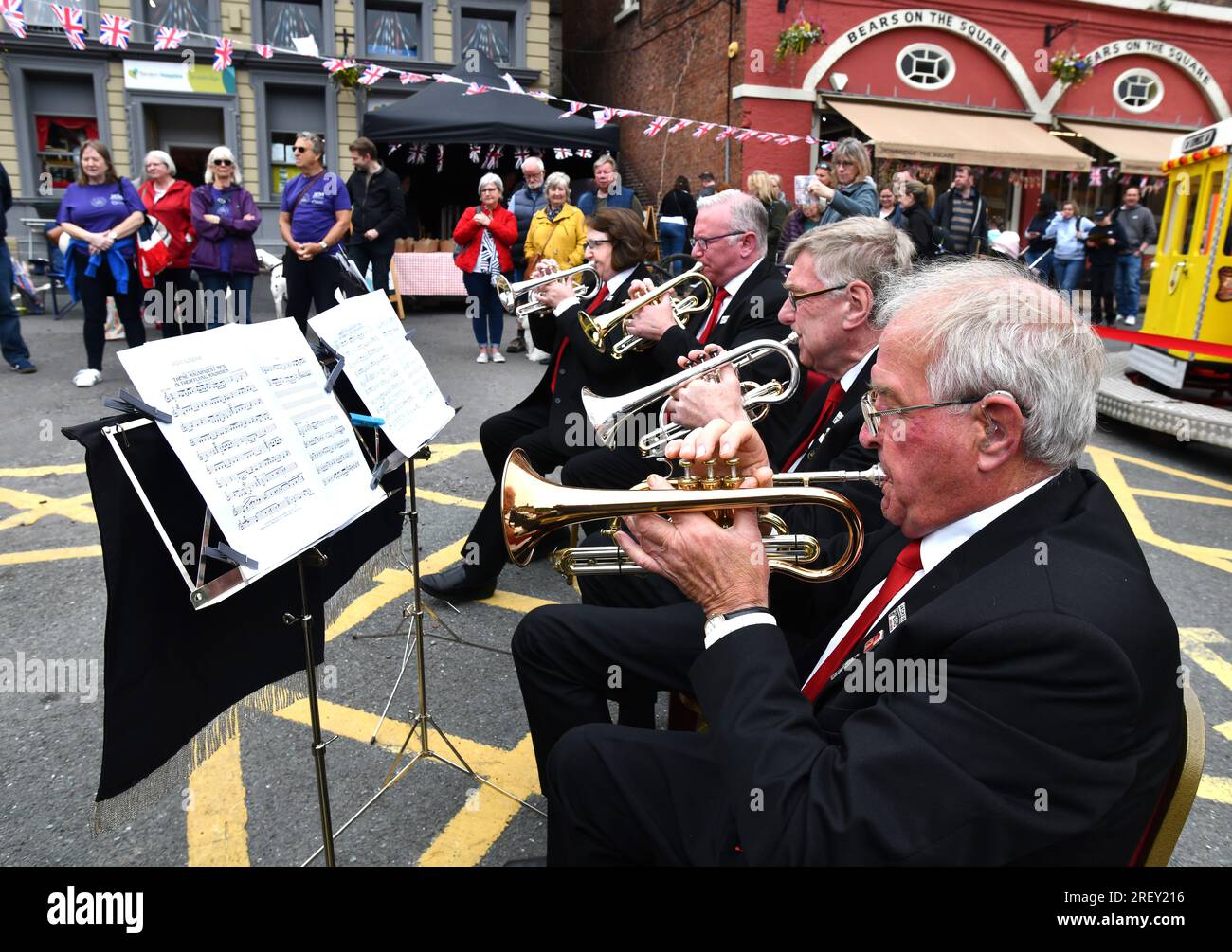 Jackfield Brass Band tritt bei den Queens Platinum Jubilee Feiern in Ironbridge auf Stockfoto