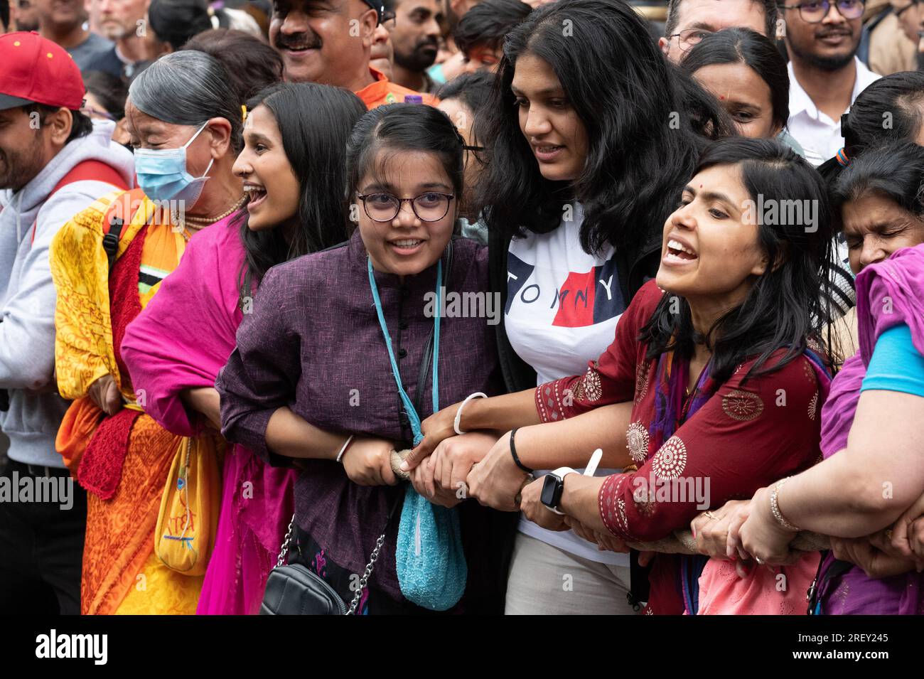 London, Großbritannien. 30. Juli 2023. Tausende Anhänger von Hare Krishna nehmen an der jährlichen Ratha Yatra-Prozession vom Hyde Park zum Trafalgar Square Teil. Bei der farbenfrohen Hindufeier sehen Sie einen Wagen mit Abbildern von Lord Jagannath und anderen Diäten, die am Seil gezogen werden, wobei Teilnehmer Musik spielen, singen, tanzen und kostenloses Essen genießen. Kredit: Ron Fassbender/Alamy Live News Stockfoto London, Großbritannien. 30. Juli 2023. Tausende Anhänger von Hare Krishna nehmen an der jährlichen Ratha Yatra-Prozession vom Hyde Park zum Trafalgar Square Teil. Bei der farbenfrohen Hindufeier sehen Sie einen Wagen mit Abbildern von Lord Jagannath und anderen Diäten, die am Seil gezogen werden, wobei Teilnehmer Musik spielen, singen, tanzen und kostenloses Essen genießen. Kredit: Ron Fassbender/Alamy Live News Stockfoto