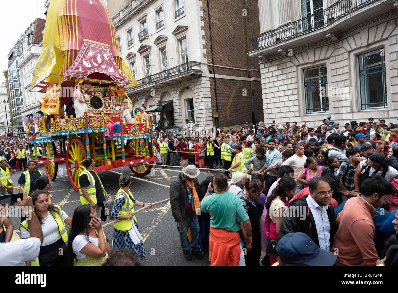 London, Großbritannien. 30. Juli 2023. Tausende Anhänger von Hare Krishna nehmen an der jährlichen Ratha Yatra-Prozession vom Hyde Park zum Trafalgar Square Teil. Bei der farbenfrohen Hindufeier sehen Sie einen Wagen mit Abbildern von Lord Jagannath und anderen Diäten, die am Seil gezogen werden, wobei Teilnehmer Musik spielen, singen, tanzen und kostenloses Essen genießen. Kredit: Ron Fassbender/Alamy Live News Stockfoto London, Großbritannien. 30. Juli 2023. Tausende Anhänger von Hare Krishna nehmen an der jährlichen Ratha Yatra-Prozession vom Hyde Park zum Trafalgar Square Teil. Bei der farbenfrohen Hindufeier sehen Sie einen Wagen mit Abbildern von Lord Jagannath und anderen Diäten, die am Seil gezogen werden, wobei Teilnehmer Musik spielen, singen, tanzen und kostenloses Essen genießen. Kredit: Ron Fassbender/Alamy Live News Stockfoto