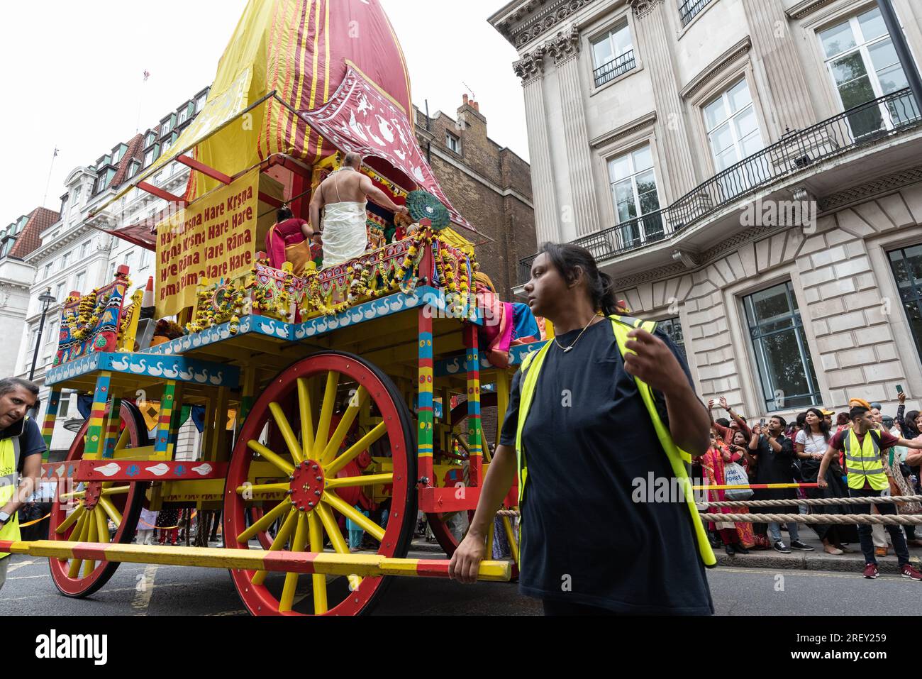London, Großbritannien. 30. Juli 2023. Tausende Anhänger von Hare Krishna nehmen an der jährlichen Ratha Yatra-Prozession vom Hyde Park zum Trafalgar Square Teil. Bei der farbenfrohen Hindufeier sehen Sie einen Wagen mit Abbildern von Lord Jagannath und anderen Diäten, die am Seil gezogen werden, wobei Teilnehmer Musik spielen, singen, tanzen und kostenloses Essen genießen. Kredit: Ron Fassbender/Alamy Live News Stockfoto London, Großbritannien. 30. Juli 2023. Tausende Anhänger von Hare Krishna nehmen an der jährlichen Ratha Yatra-Prozession vom Hyde Park zum Trafalgar Square Teil. Bei der farbenfrohen Hindufeier sehen Sie einen Wagen mit Abbildern von Lord Jagannath und anderen Diäten, die am Seil gezogen werden, wobei Teilnehmer Musik spielen, singen, tanzen und kostenloses Essen genießen. Kredit: Ron Fassbender/Alamy Live News Stockfoto