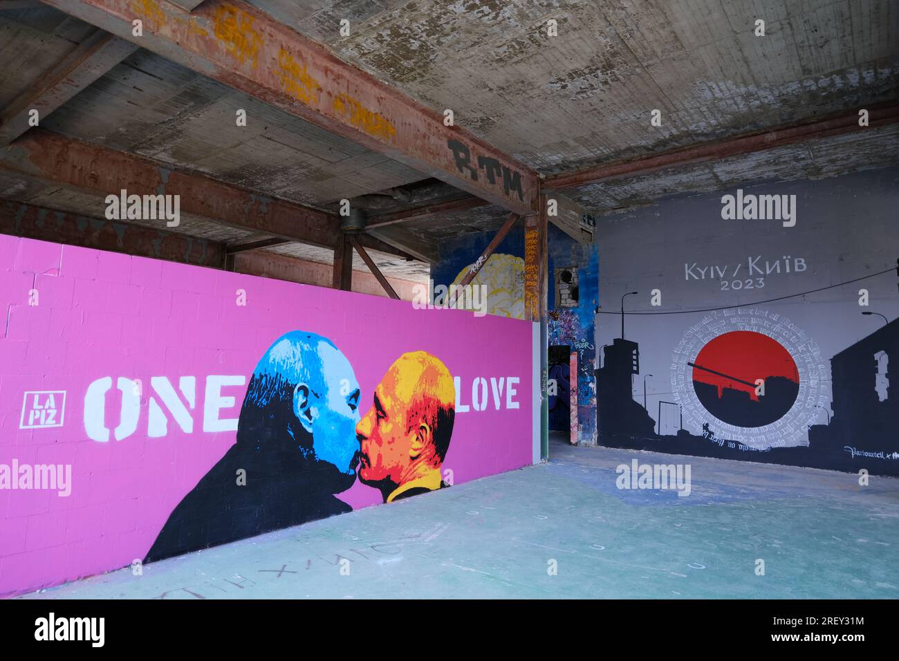 Anti-Putin-Graffiti in den Ruinen der Teufelsberg US-Station für den Kalten Krieg, Grünwaldwald, Berlin Stockfoto