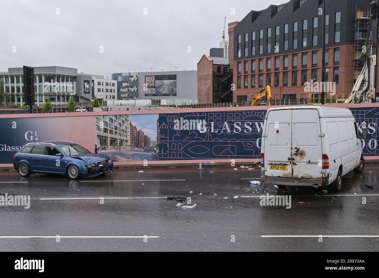 Lawley Middleway, 30. Juli 2023: Ein Mann befindet sich nach einem Verkehrsunfall in Birmingham, England, in einem lebensbedrohlichen Zustand. Die Polizei bewachte eine Szene, in der ein Mann erstochen wurde und ein weiterer Überfall in der Nähe des Stadtzentrums von Birmingham. Zwei Fahrzeuge, ein Auto und ein Lieferwagen, wurden auf dem Lawley Middleway abgesperrt, nahe der Forster Street. Der Vorfall im Straßenverkehr kam am Sonntag, den 30. Nachmittag, auf der normalerweise befahrenen Ringstraße. Die Polizei von West Midlands sagte in einer Erklärung: „Wir ermitteln, nachdem zwei Männer in der Forster Street, Birmingham, kurz nach 2,45pm Uhr heute (Sonntag) verletzt wurden. „Die Beamten nahmen Teil und fanden einen ma Stockfoto