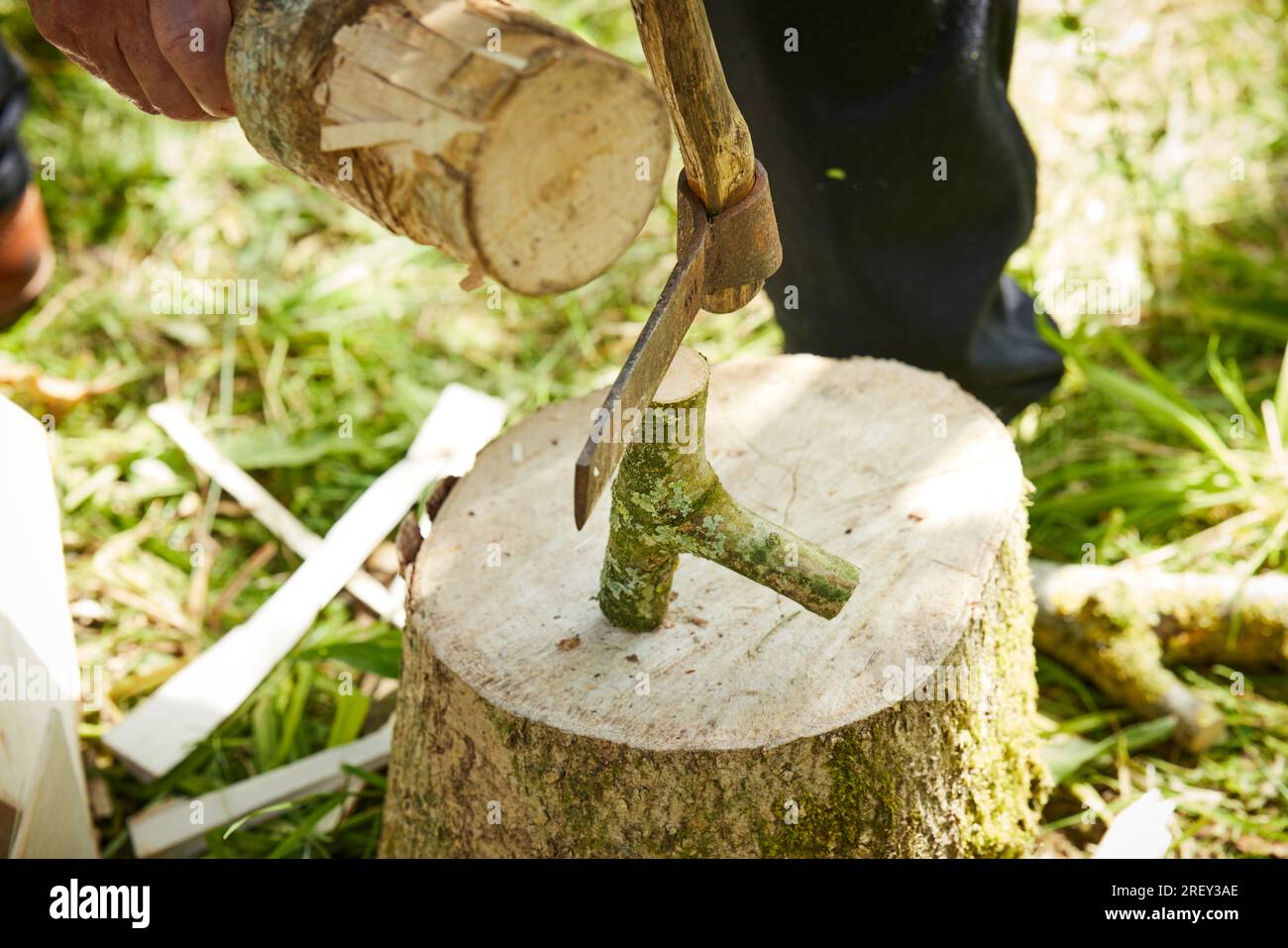 Traditionelle Baukunst, Holzhacken im Wald Stockfoto
