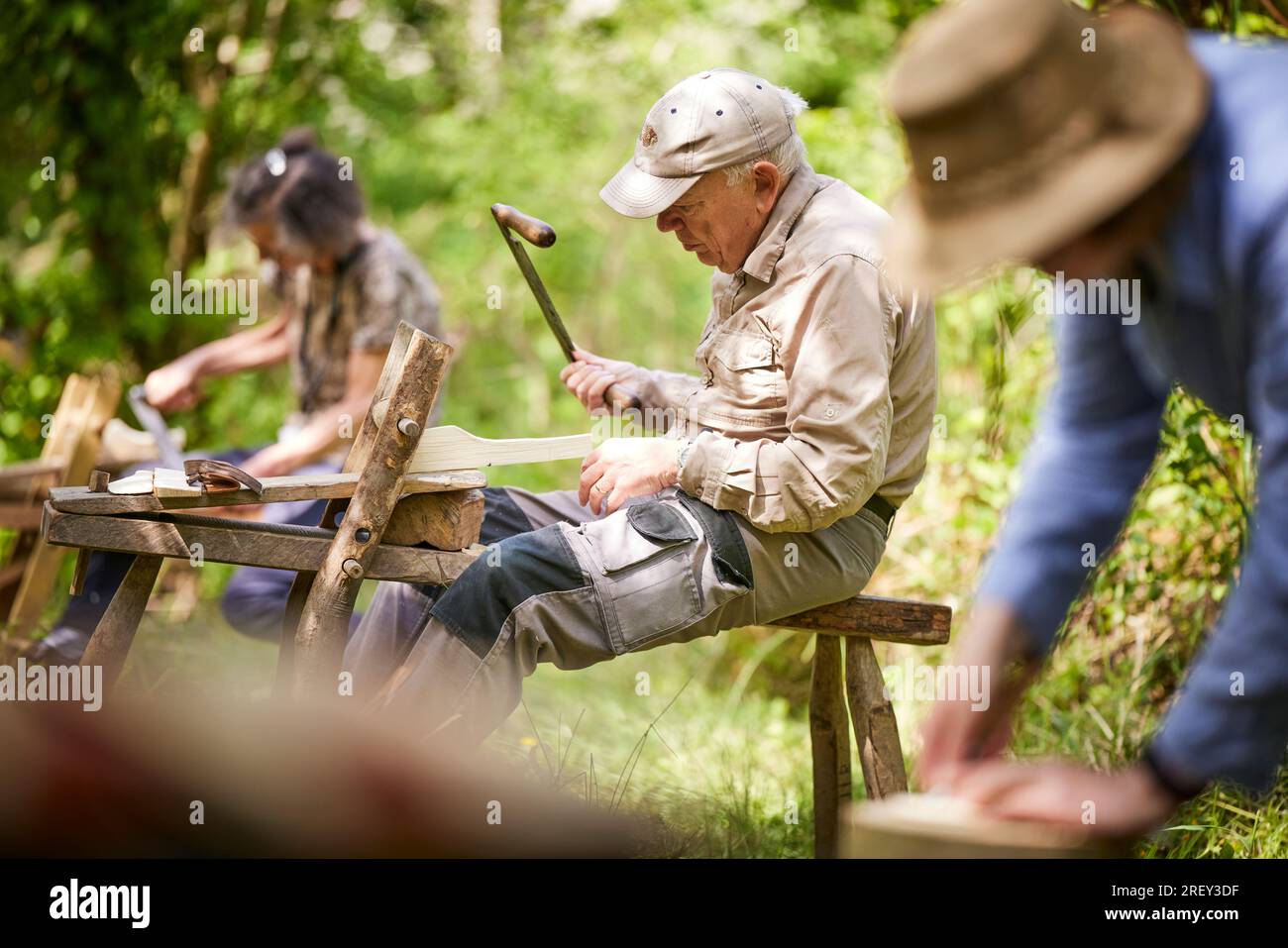 Traditionelle Holzarbeiten, Holzhacken im Wald Stockfoto