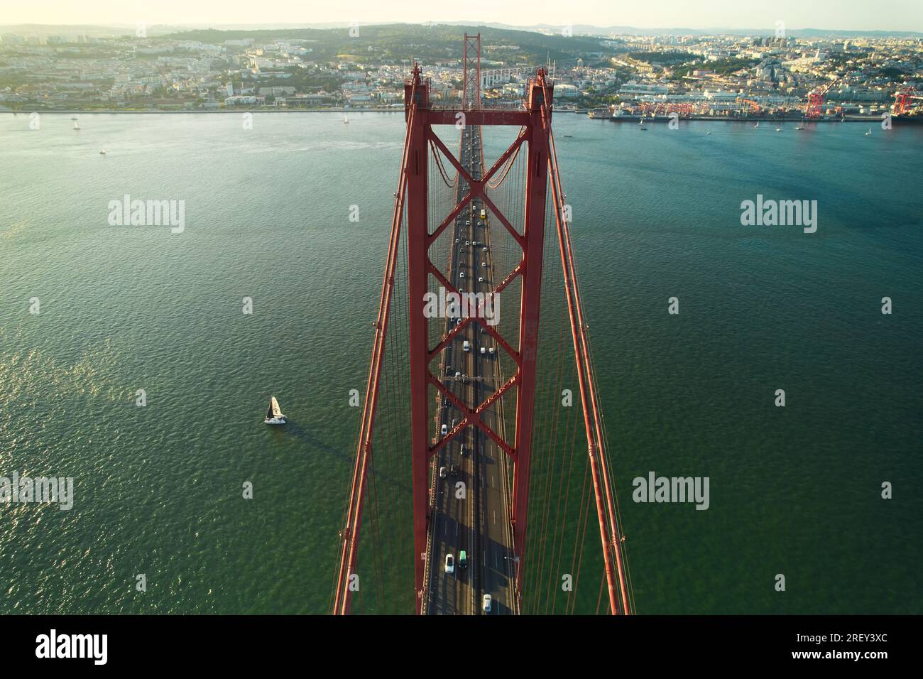 Luftaufnahme der Brücke 25 de Abril, die den Fluss Tejo überquert, ist eine Hängebrücke, die die Stadt Lissabon und Almada verbindet. Sonniger Sommertag. Portugal Stockfoto