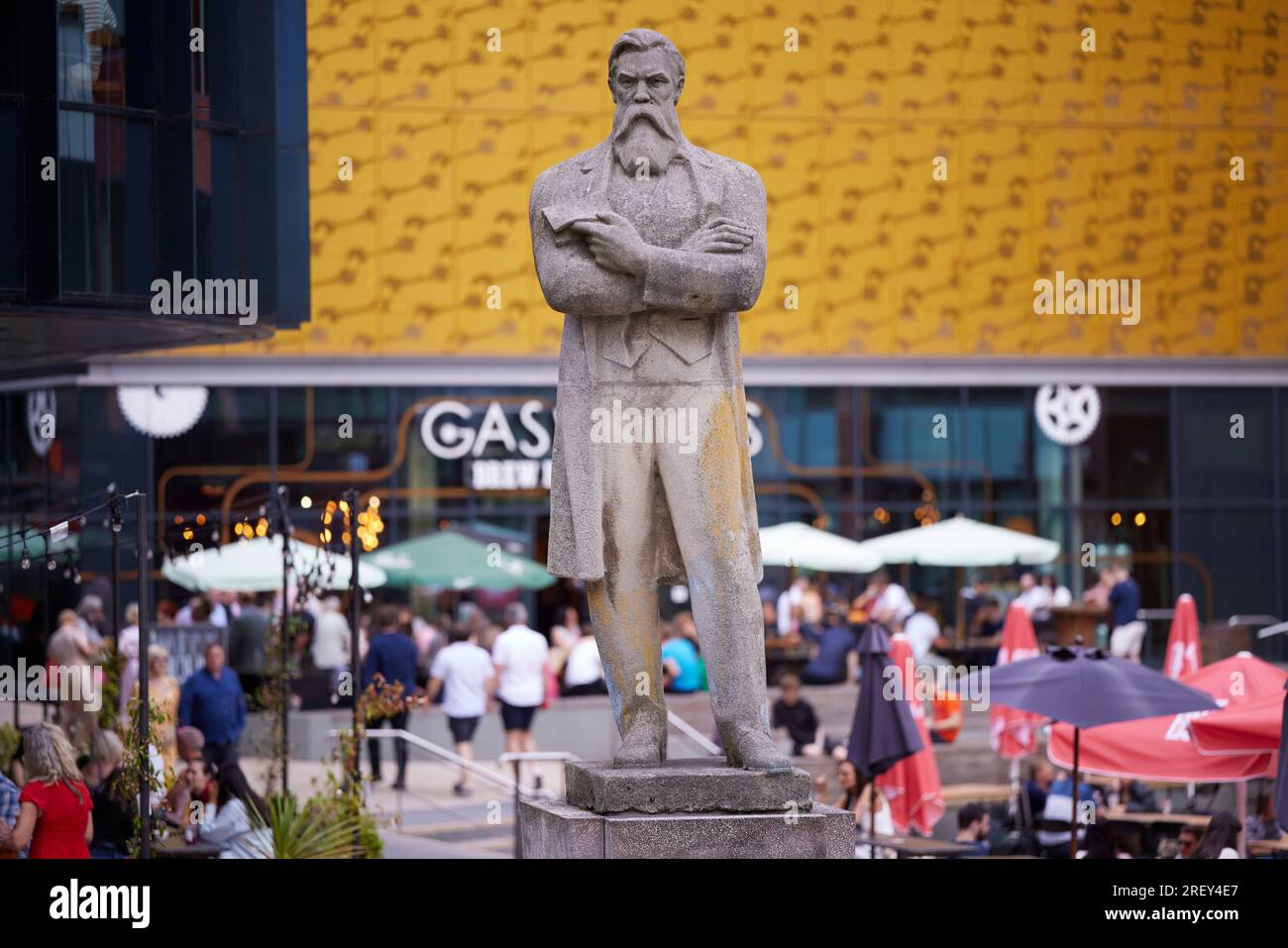 Sowjetische Statue von Karl Marx' Kollaborateur Friedrich Engels Statue First Street Manchester nach dem Umzug aus der Ukraine Stockfoto