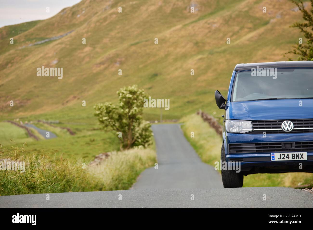 VW 'Transporter Wohnwagen auf offenen Straßen in North Yorkshire Stockfoto