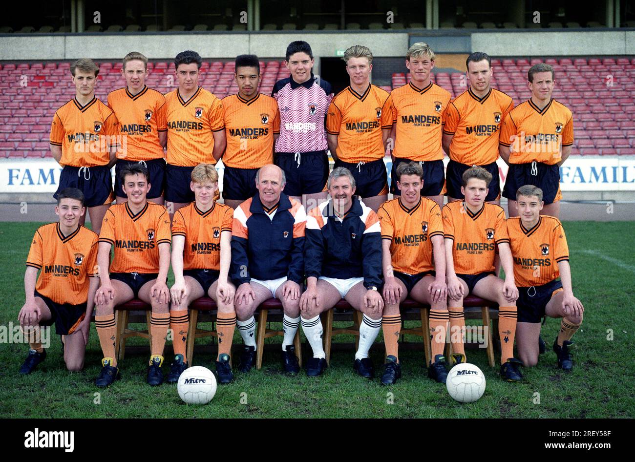 Wolverhampton Wanderers Football Club Jugendteam 1988 LtoR Stuart Leeding, Jamie Garner, Kevin Woodbine, Nevill Fennell, Andy de Bont, David Butler, Andy Harnett, Colin Taylor, Loy Stobart. Erste Reihe Jamie Farrington, Stephen Morgan, Ian Tonner, Reg Brassington, Barry Powell, Dave Read, Andy Kelly, Warren Jones. Stockfoto