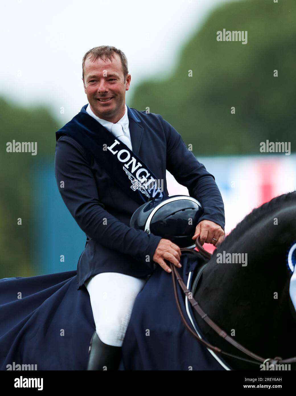 Hassocks, Vereinigtes Königreich, 30. Juli 2023. Robert Whitaker feiert seinen Sieg auf Vermento während des Longines King George V Gold Cup, der Longines Royal International Horse Show. Kredit: Rhianna Chadwick/Alamy Live News Stockfoto