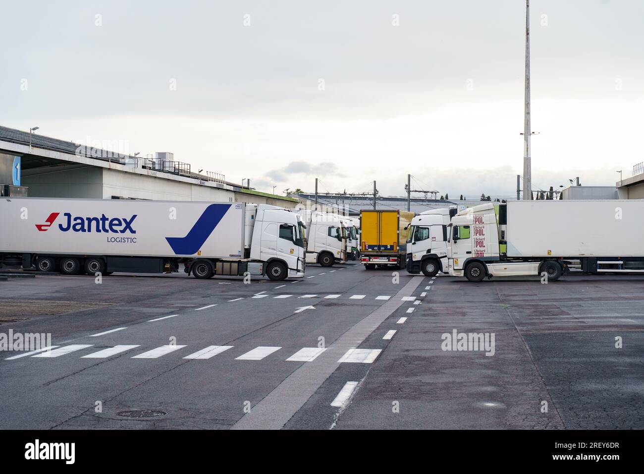 Parma, Italien, 9. Mai 2023: Lastkraftwagen auf dem Gebiet der Lager stehen auf Entlade- und Verladearbeiten Stockfoto