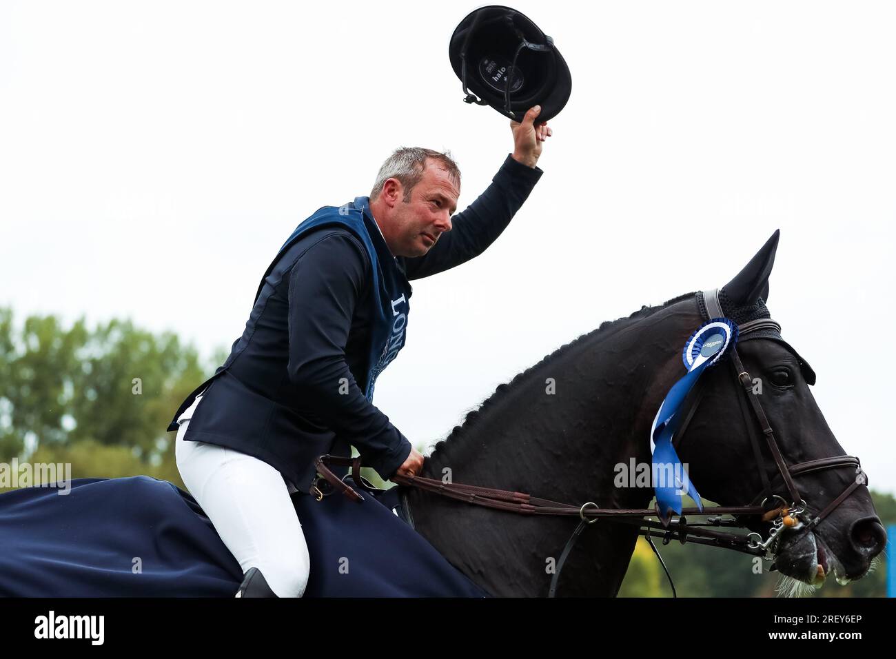 Hassocks, Vereinigtes Königreich, 30. Juli 2023. Robert Whitaker feiert seinen Sieg auf Vermento während des Longines King George V Gold Cup, der Longines Royal International Horse Show. Kredit: Rhianna Chadwick/Alamy Live News Stockfoto