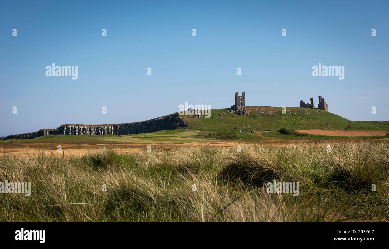 Dunstanburgh Castle aus dem 14. Jahrhundert an der Northumberland Coast, Großbritannien Stockfoto