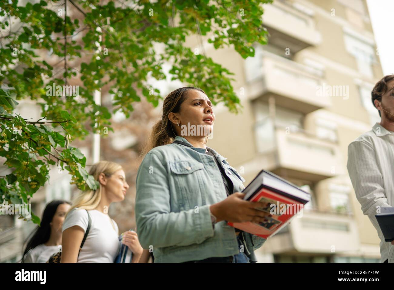 Teenager-Gruppe von High-School-Schülern, die auf ihre Schule zugehen, miteinander reden, Universität, Dozenten-Schüler Stockfoto