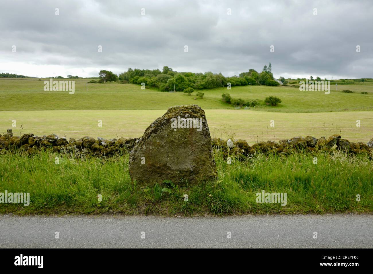 Steine vor der wunderschönen Landschaft von Clava Cairns bei Inverness in Schottland Stockfoto