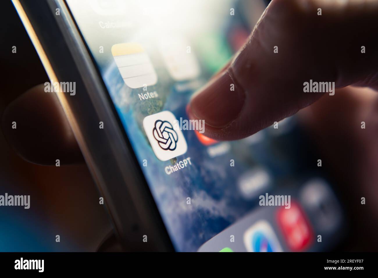 Bangkok, Thailand - 30. Juli 2023 : Apple iPhone 13 zeigt seinen Bildschirm mit der ChatGPT App. Stockfoto