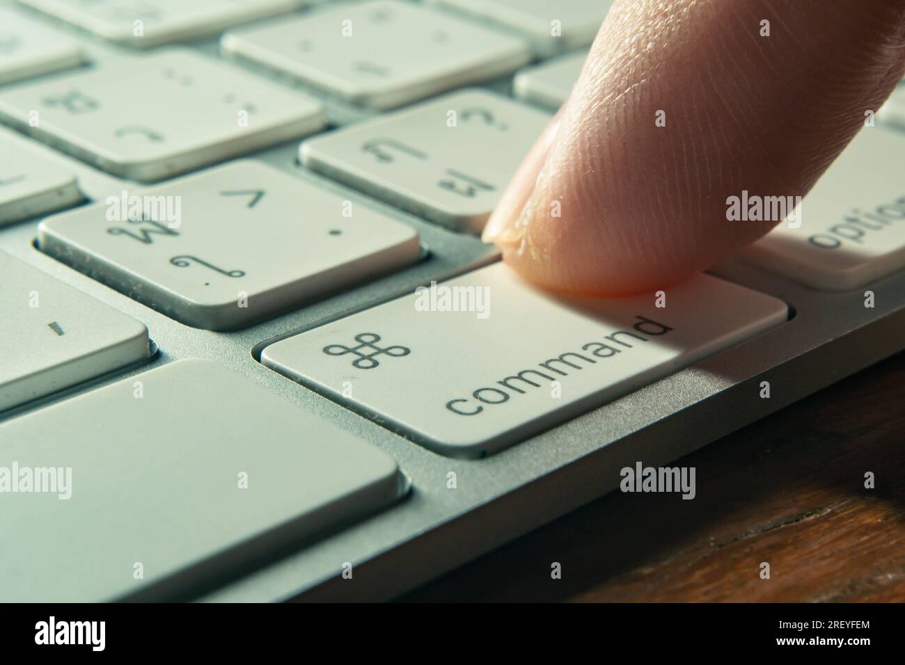 Bangkok, Thailand - 30. Juli 2023 : Computerbenutzer drückt die Befehlstaste auf der Apple Mac-Tastatur. Stockfoto