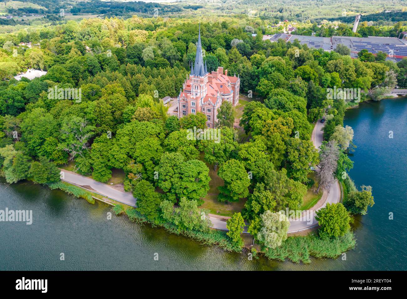 Palast Tyszkiewicz (Herrenhaus Tiskeviciai) in Lentvaris an der Küste des Sees, Litauen. Luftaufnahme der Burg im Tudor-Stil Stockfoto