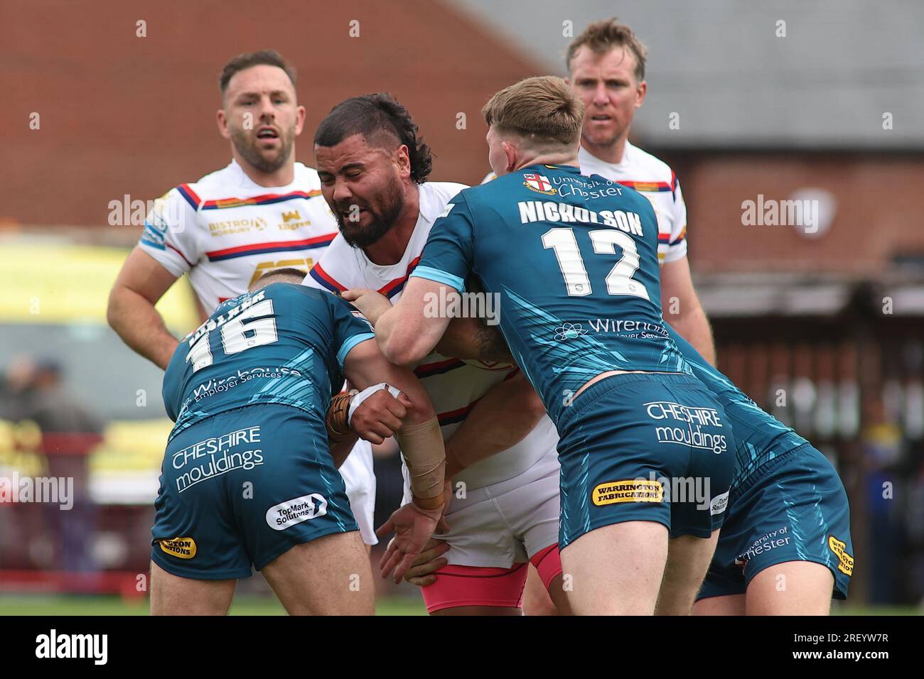 Wakefield, Großbritannien. 30. Juli 2023. Be Well Support Stadium, Wakefield, West Yorkshire, 30. Juli 2023. Betfred Super League Wakefield Trinity gegen Warrington Wolves David Fifita von Wakefield Trinity, angegriffen von Danny Walker und Matty Nicholson von Warrington Wolves Credit: Touchlinepics/Alamy Live News Stockfoto