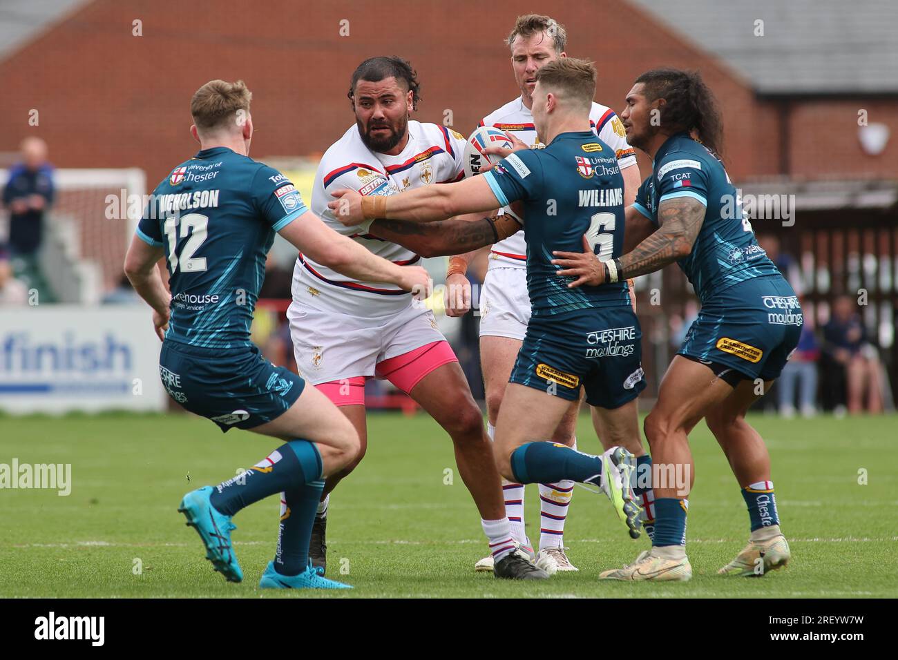 Wakefield, Großbritannien. 30. Juli 2023. Be Well Support Stadium, Wakefield, West Yorkshire, 30. Juli 2023. Betfred Super League Wakefield Trinity gegen Warrington Wolves David Fifita von Wakefield Trinity, angegriffen von Matty Nicholson und George Williams von Warrington Wolves Credit: Touchlinepics/Alamy Live News Stockfoto