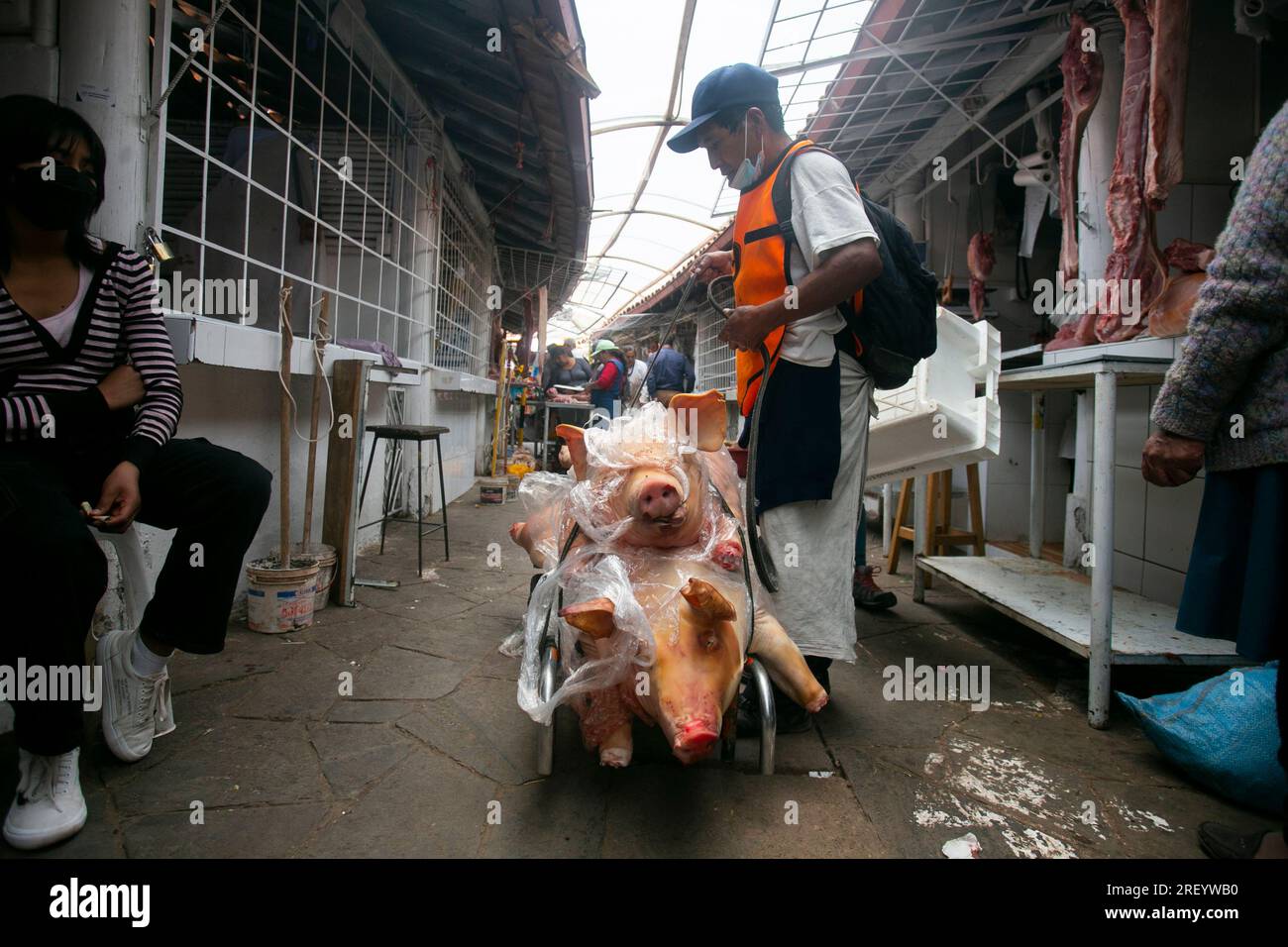 Cusco, Peru; 1. Januar 2023: Verkaufsstand für Fleisch auf dem Zentralmarkt von Sant Jerónimo de Cusco in Peru. Stockfoto