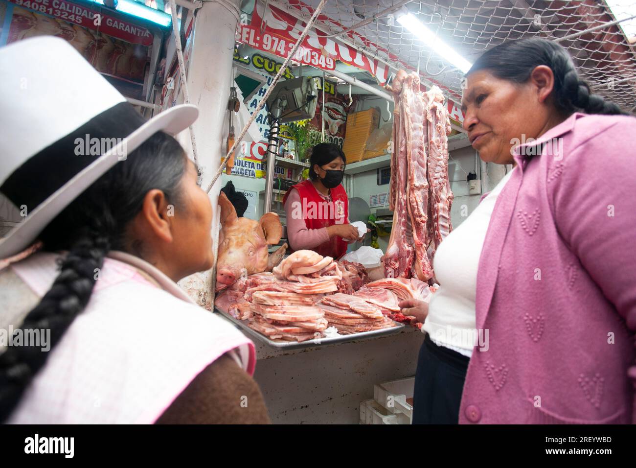 Cusco, Peru; 1. Januar 2023: Verkaufsstand für Fleisch auf dem Zentralmarkt von Sant Jerónimo de Cusco in Peru. Stockfoto