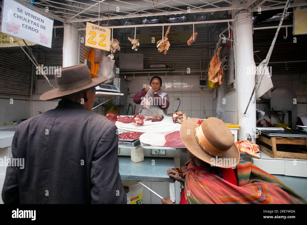 Cusco, Peru; 1. Januar 2023: Verkaufsstand für Fleisch auf dem Zentralmarkt von Sant Jerónimo de Cusco in Peru. Stockfoto