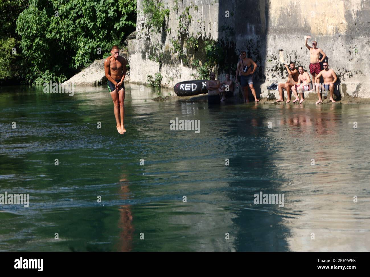 457. Jährlich stattfindendes Mostar Bridge Jumping Festival aus einer Höhe von 20 Metern im Fluss Neretva am 30 in Mostar, Bosnien und Herzegowina. Juli 2023. Foto: Denis Kapetanovic/PIXSELL Credit: Pixsell/Alamy Live News Stockfoto