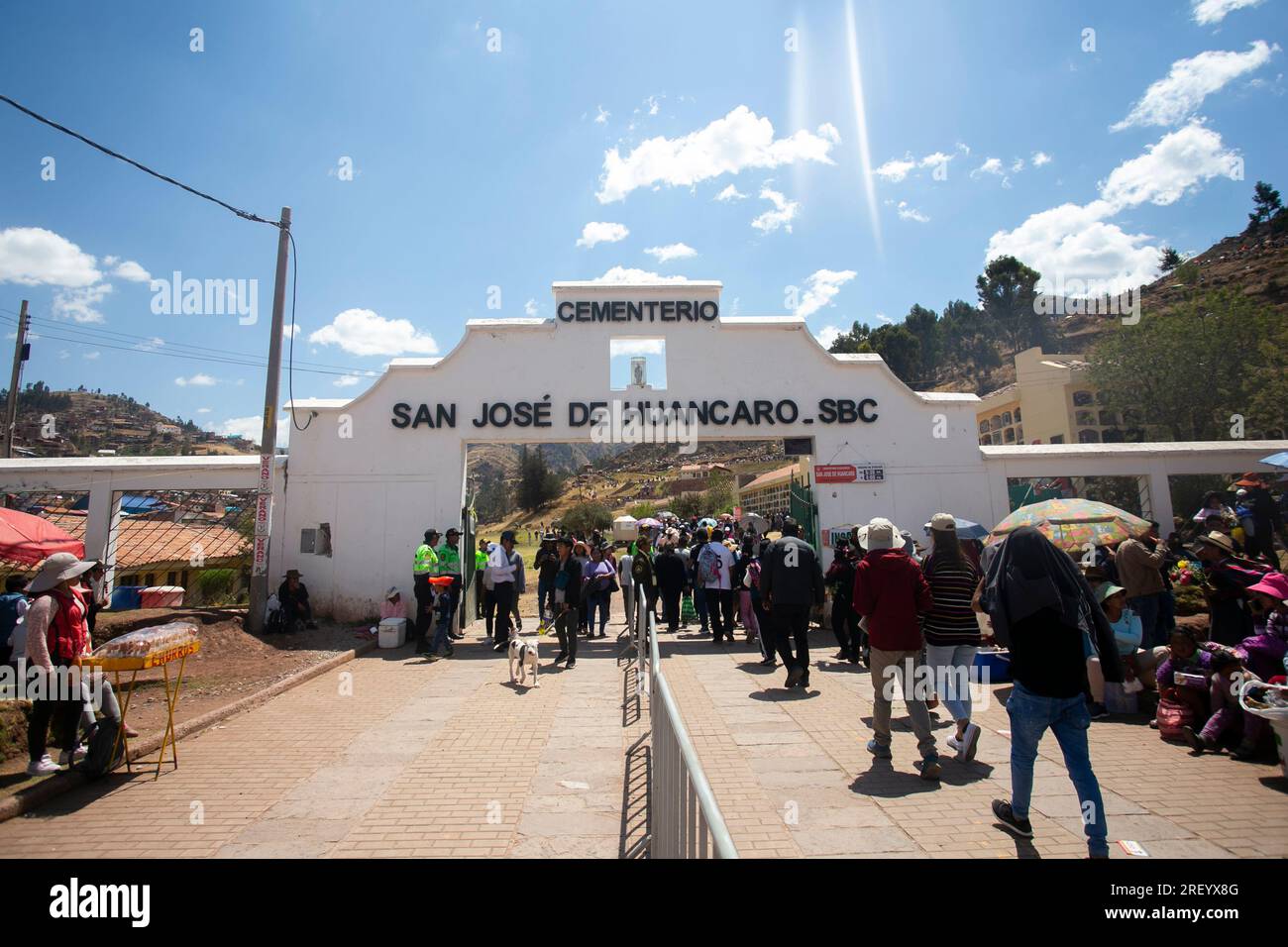 Cusco, Peru; 2. November 2022: Die Einheimischen feiern den Tag der Toten oder „Día de los Difuntos“ in San Jose de Huancaro Cementery. Stockfoto