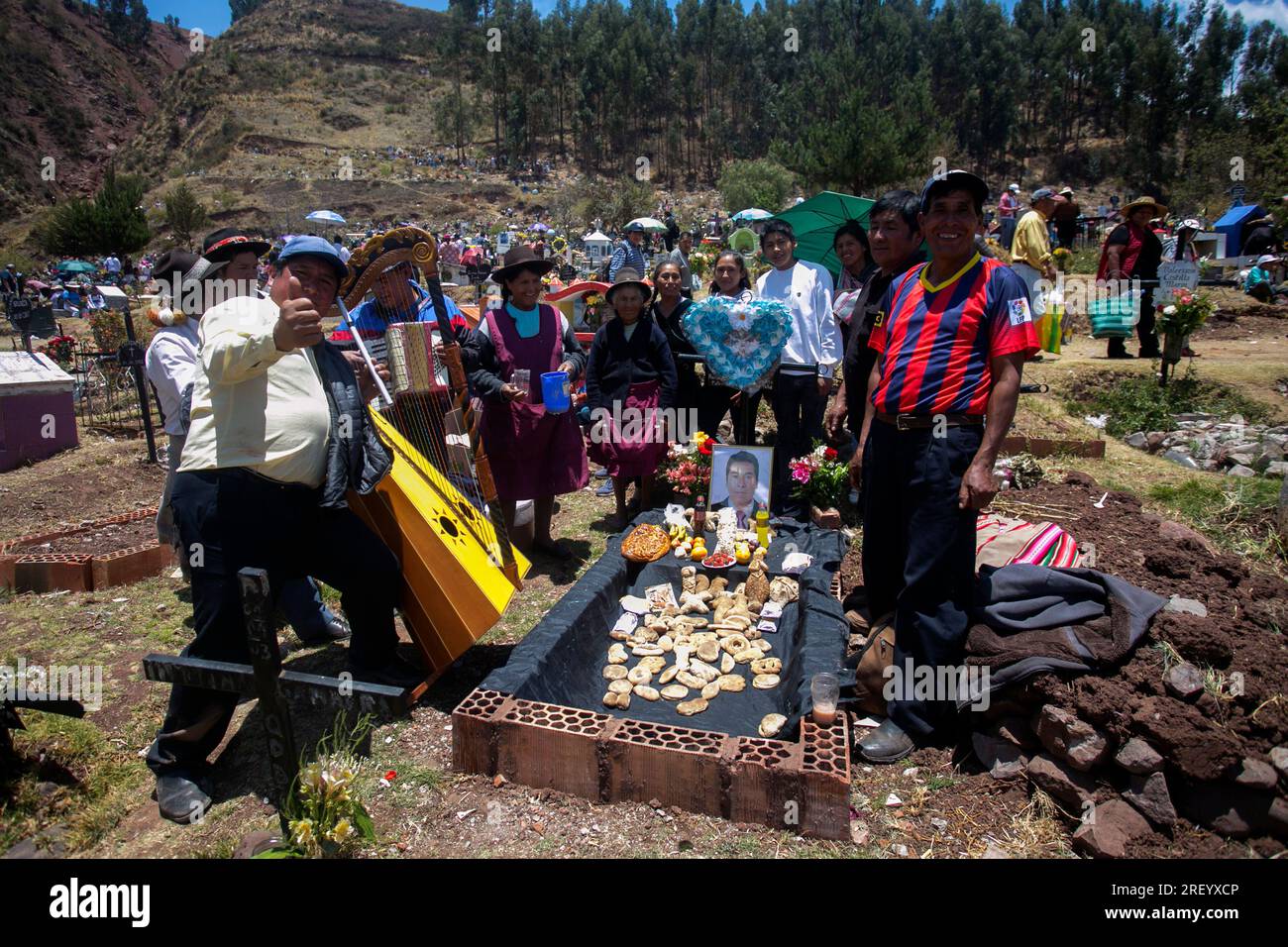 Cusco, Peru; 2. November 2022: Die Einheimischen feiern den Tag der Toten oder „Día de los Difuntos“ in San Jose de Huancaro Cementery. Stockfoto